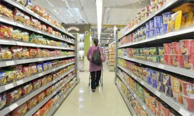 Prinse la furat mâncare, în hipermarket